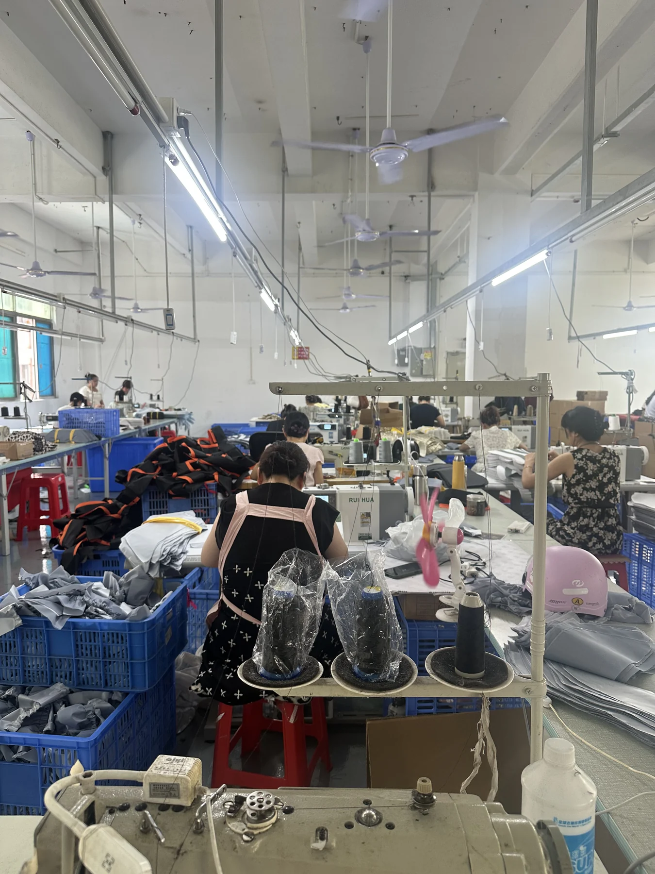 Hongzhao custom bag production workshop Wide view of the Hongzhao custom bag sewing production workshop