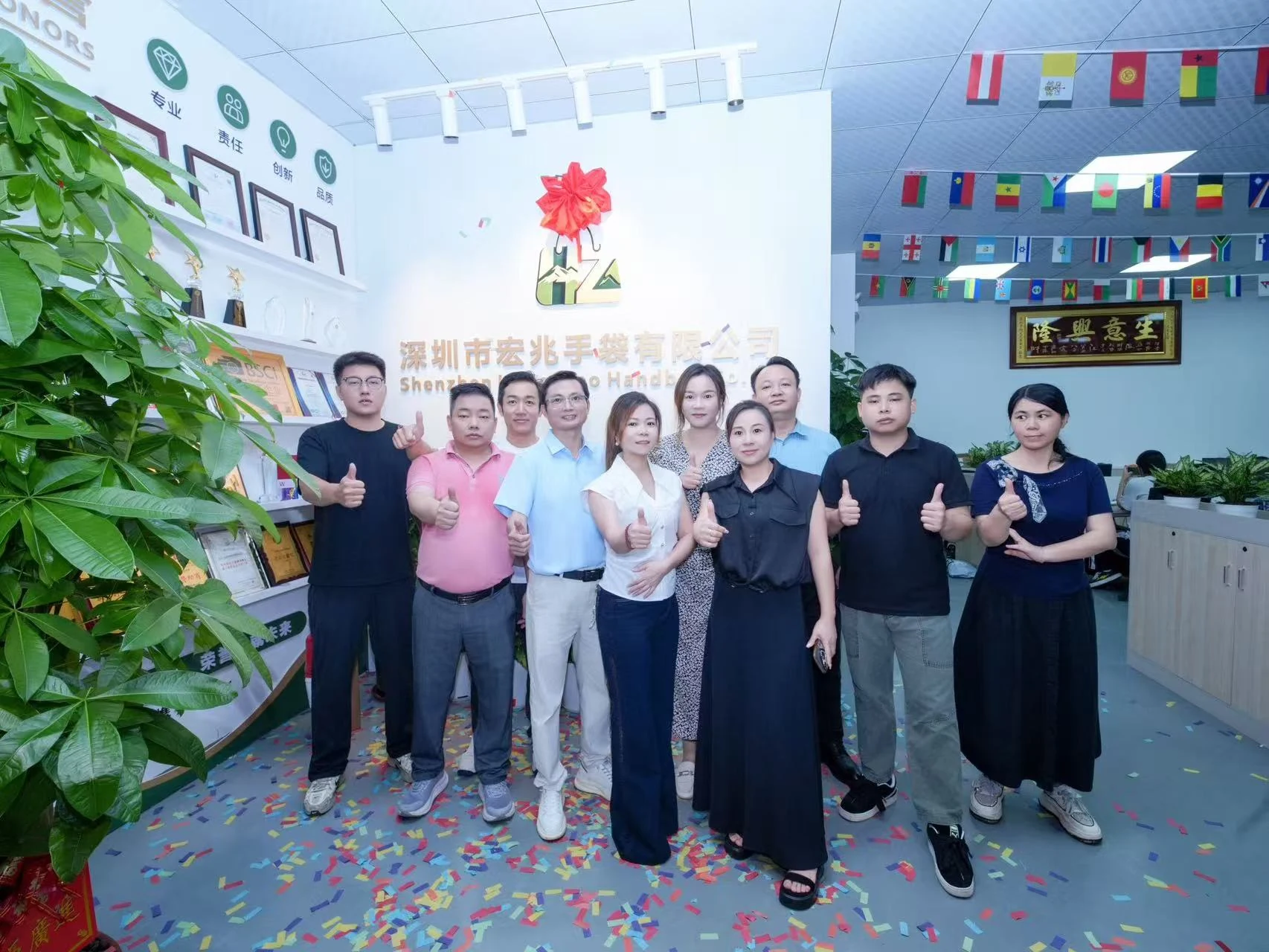 The real Hongzhao team Real Shenzhen Hongzhao Handbag team photographed at the company office